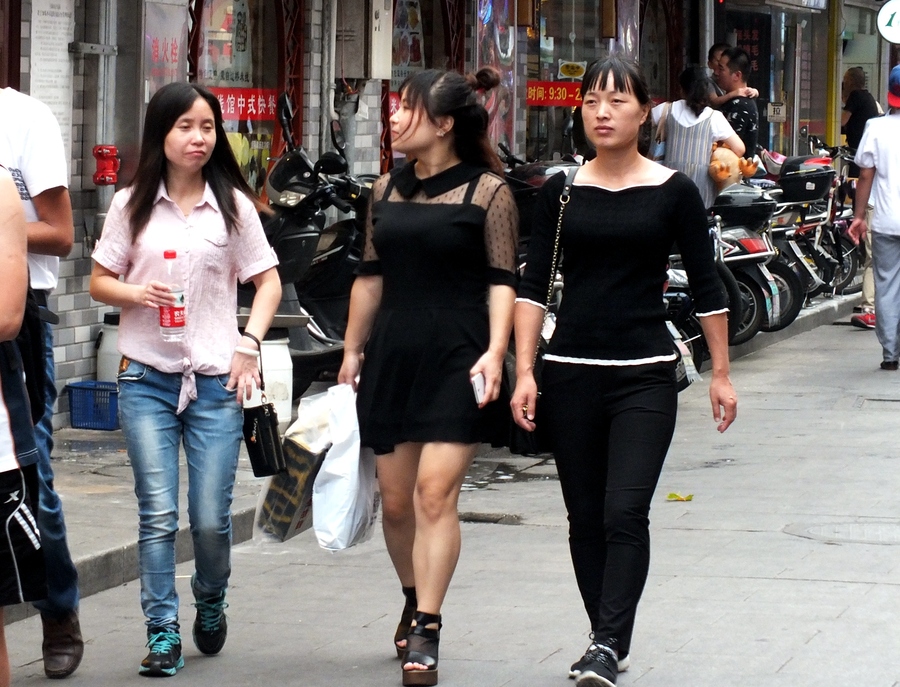 【(实拍组图)走在路上的幸福中国人摄影图片】