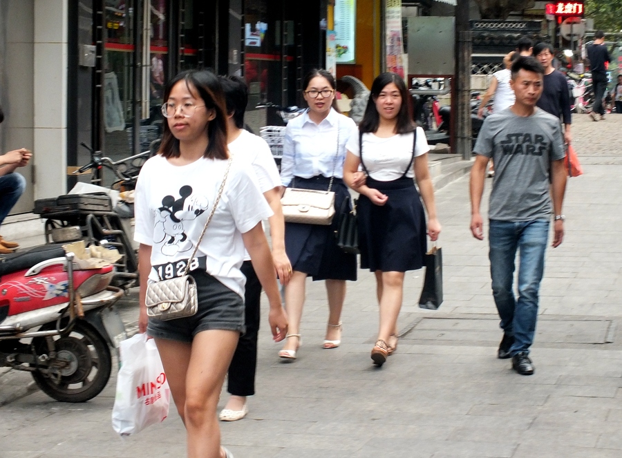 【(实拍组图)走在路上的幸福中国人摄影图片】