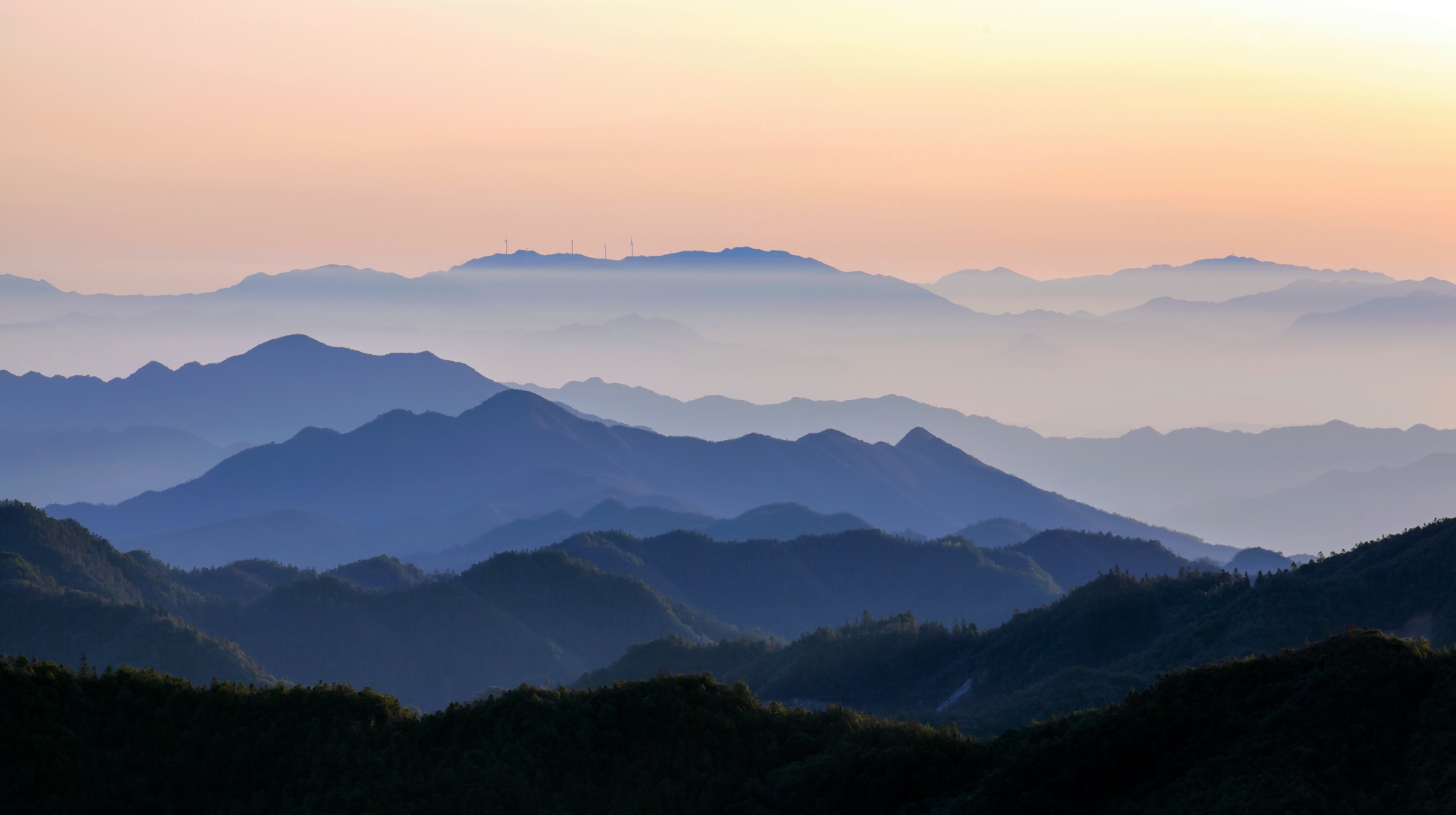 云绕众群山