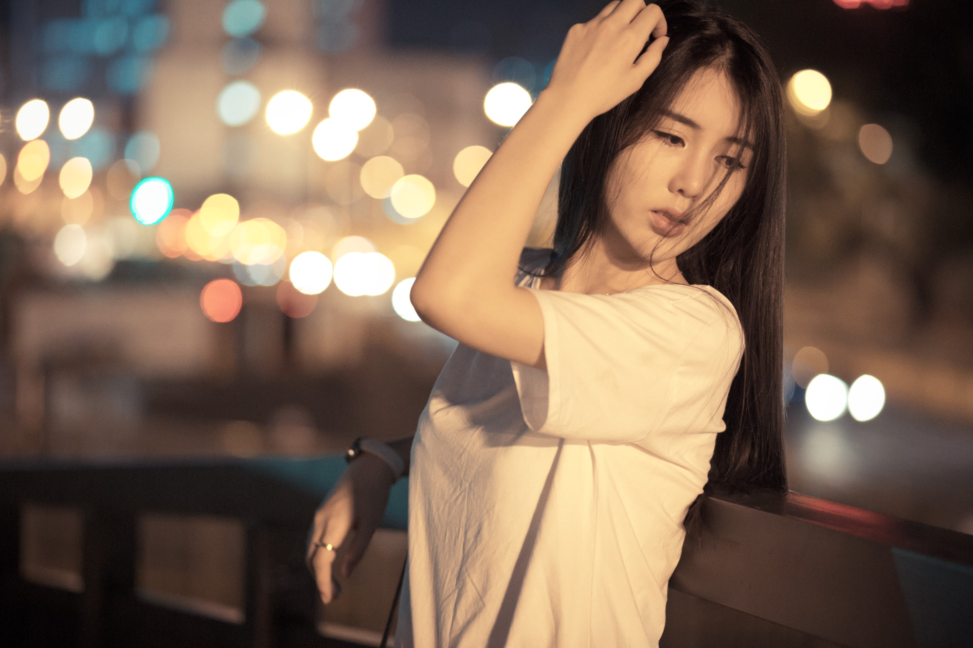 夜灯下,我在这里,你在哪里?
