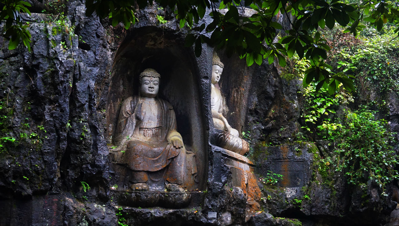 杭州灵隐寺的石窟雕刻