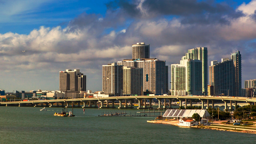 游船高楼跨海大桥,迈阿密港景色