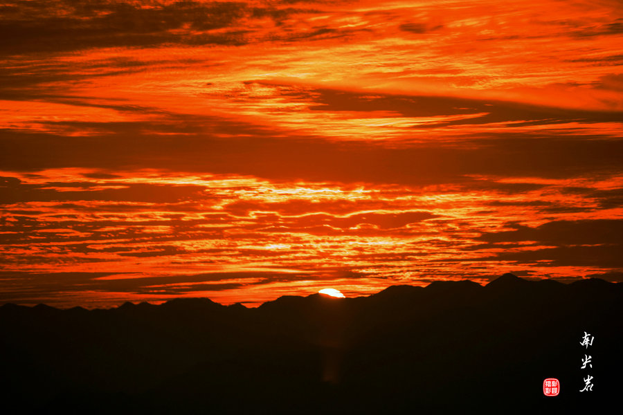 日落时分,夕阳西下染红了半边天