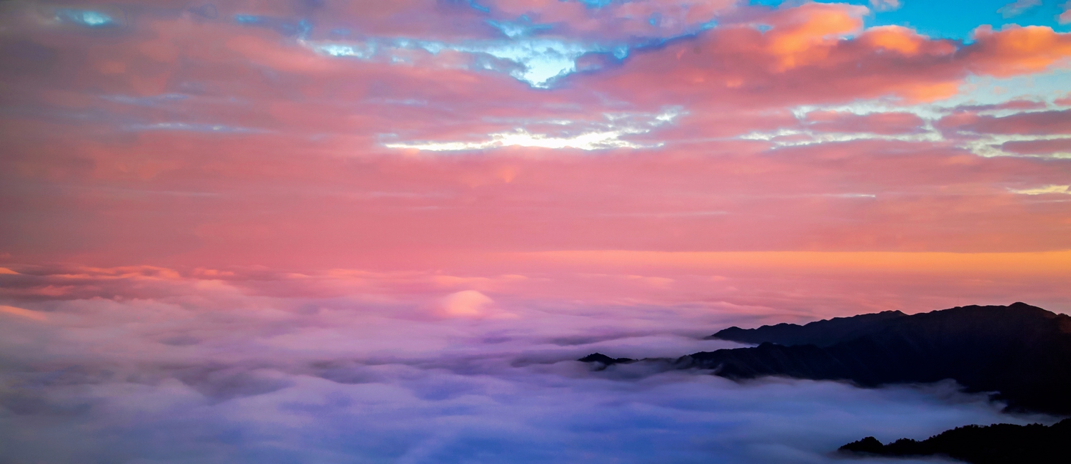 五色云雾绕山峰