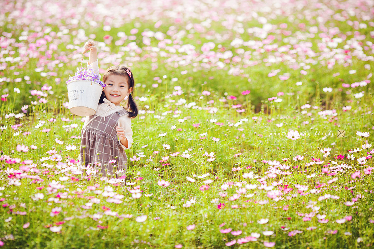 花海中可爱的小姑娘.