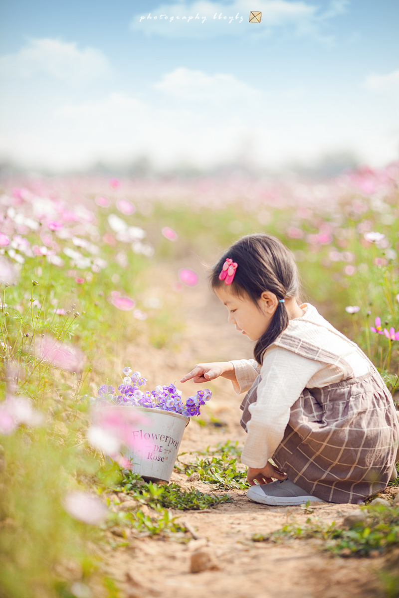 花海中可爱的小姑娘.