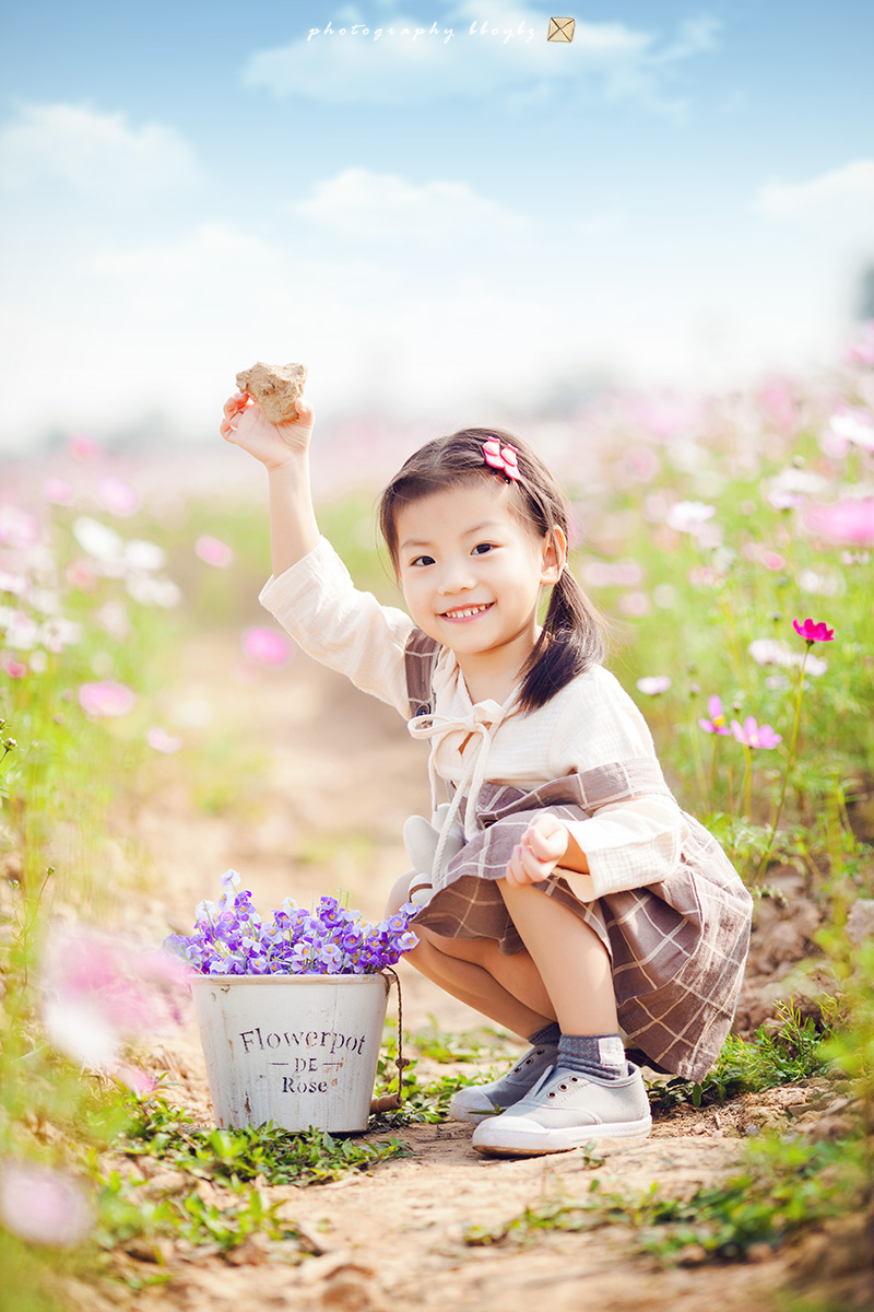 花海中可爱的小姑娘.