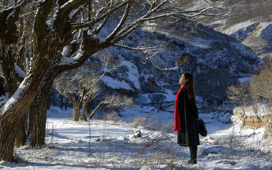 【走在雪地里摄影图片】人像摄影_太平洋电脑网摄影