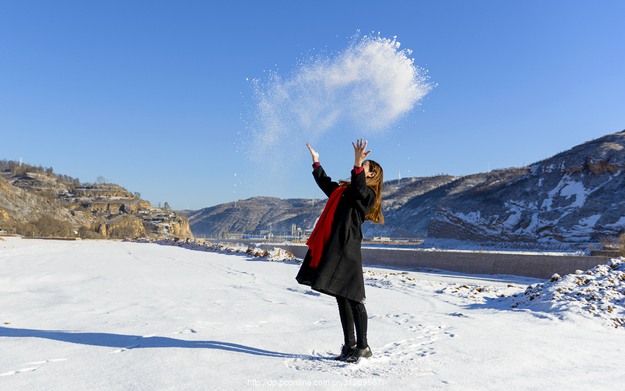 走在雪地里