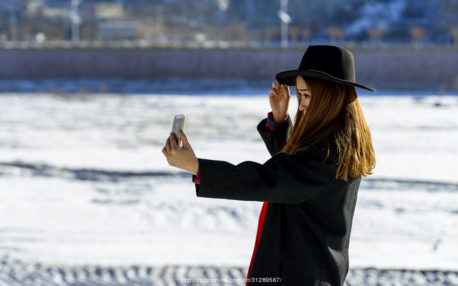 【走在雪地里摄影图片】人像摄影_太平洋电脑网摄影