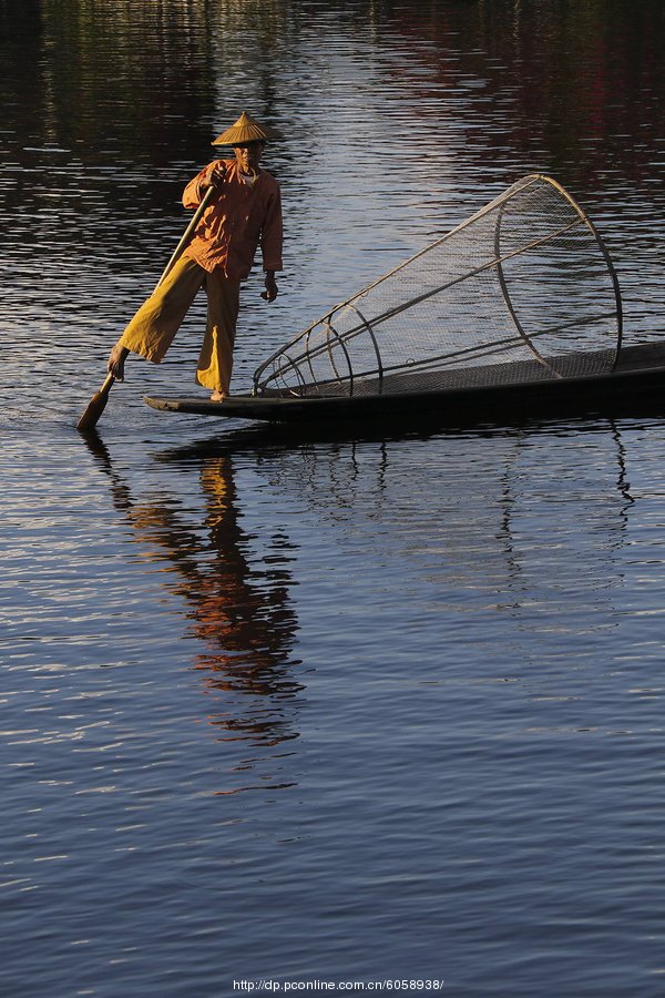 茵莱湖上单脚划船