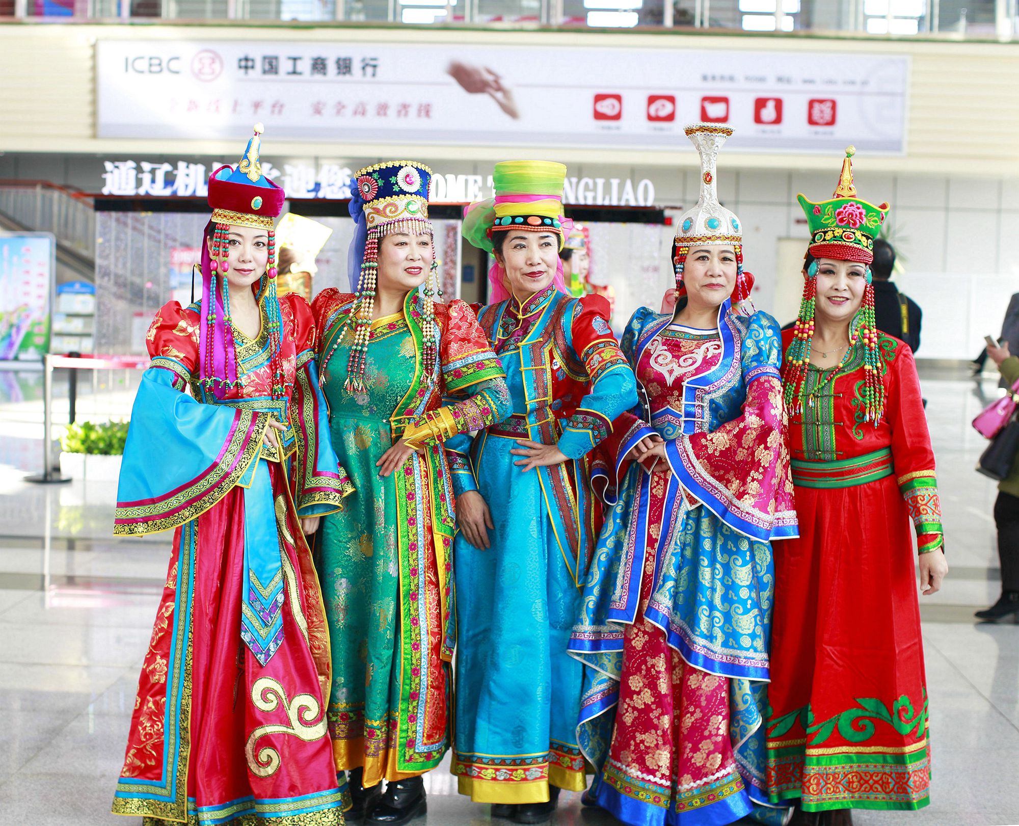 【机场"快闪"蒙古族服饰秀摄影图片】纪实摄影_峰峰峦