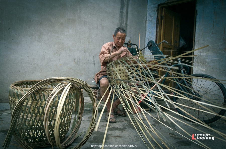 2017年6月3日,师古镇一位75岁的手艺人正在用传统手工