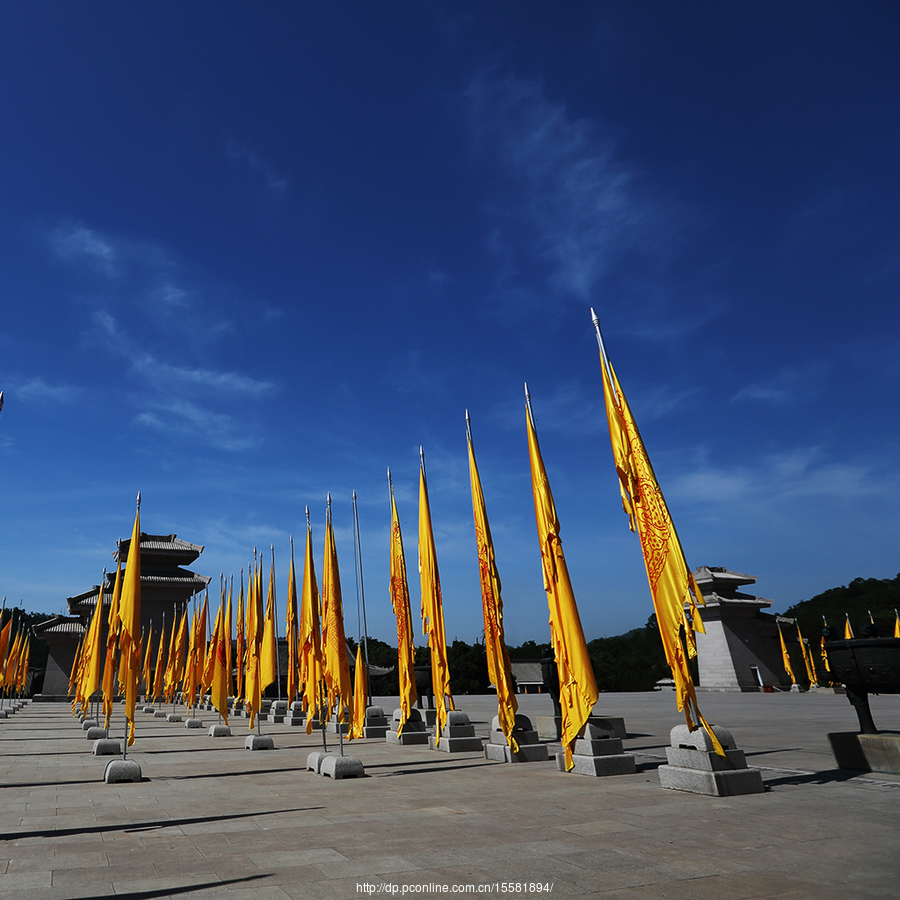 黄帝陵相传是华夏民族的始祖轩辕黄帝的陵园,它位于陕西省中部黄陵县