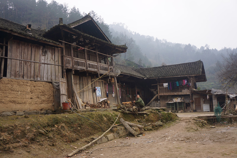 游走贫困山区