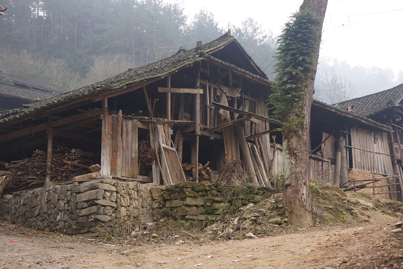 游走贫困山区