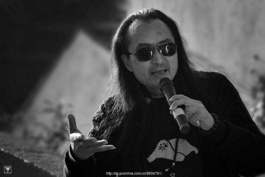 作品简介 这家伙原在当地开了个酒吧,后因被拆除,成了流浪歌手,所以