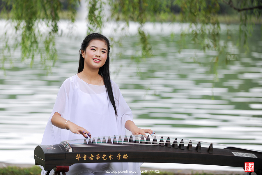 弹古筝的小美女