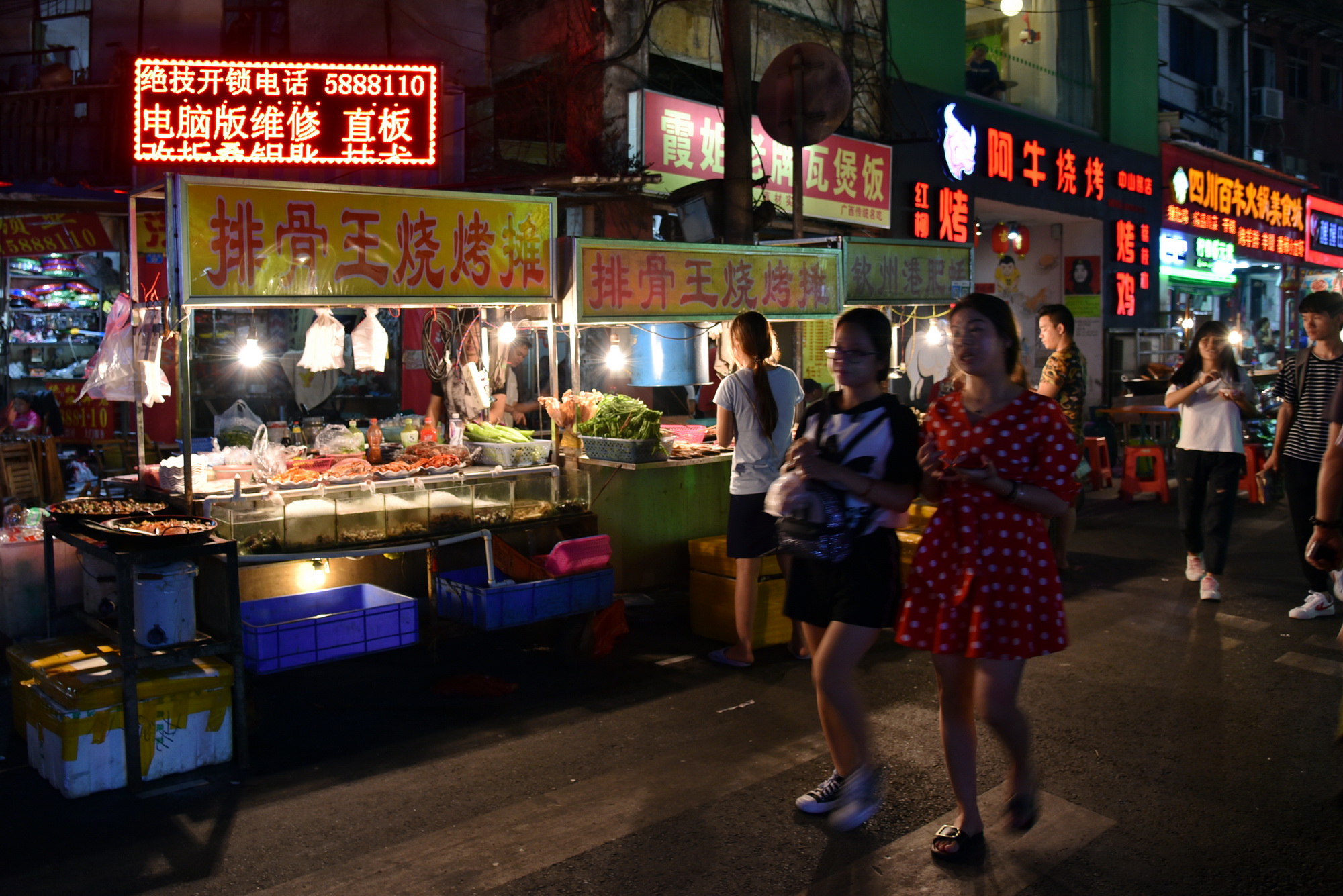 南宁夜:美食街