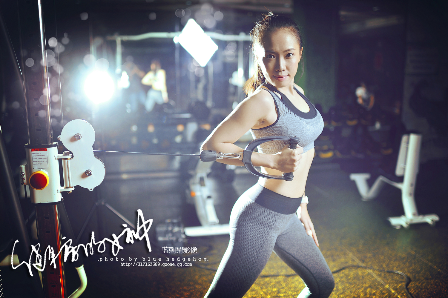 美女健身一个在健身房运动摄影图配图高清摄影大图-千库网