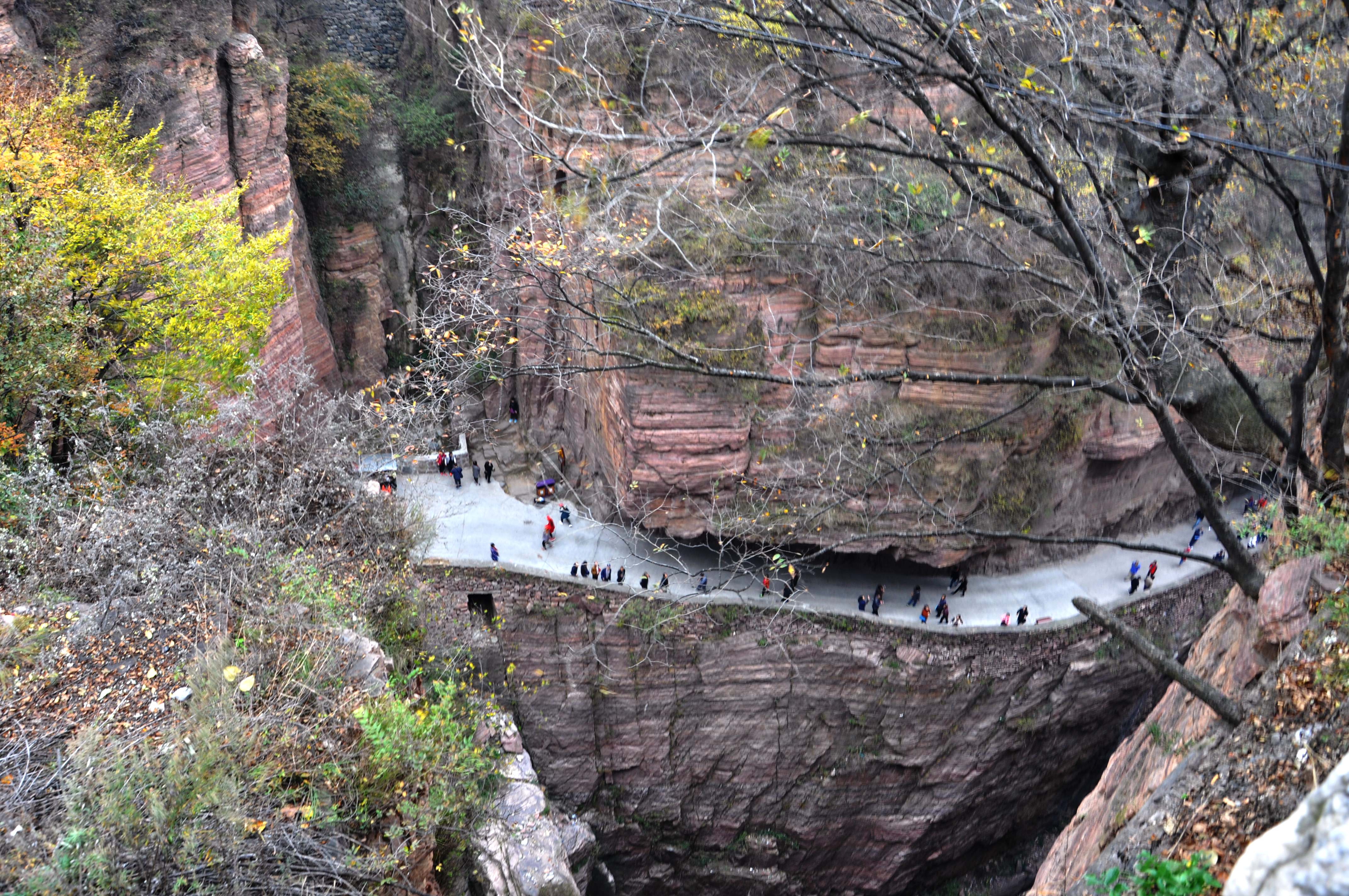 万仙山郭亮村挂壁公路