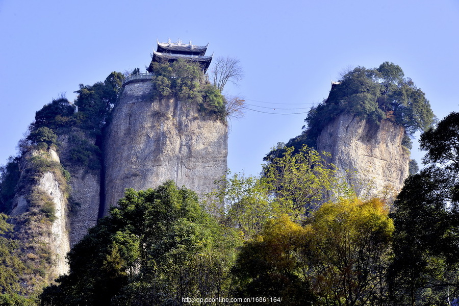 奇特山峰—窦团山