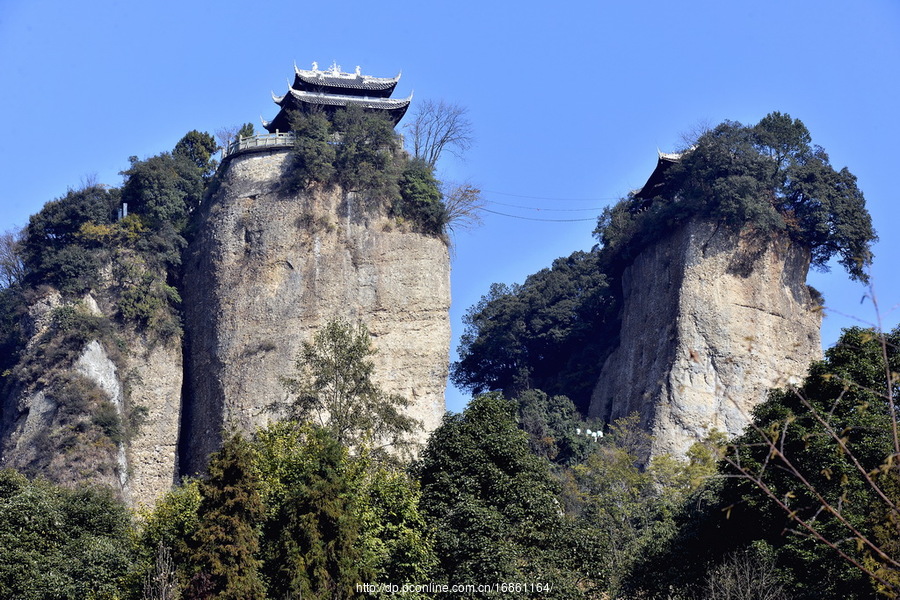 奇特山峰—窦团山