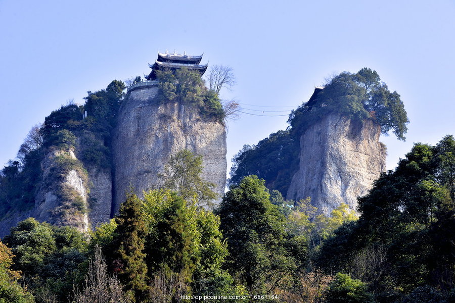 奇特山峰—窦团山