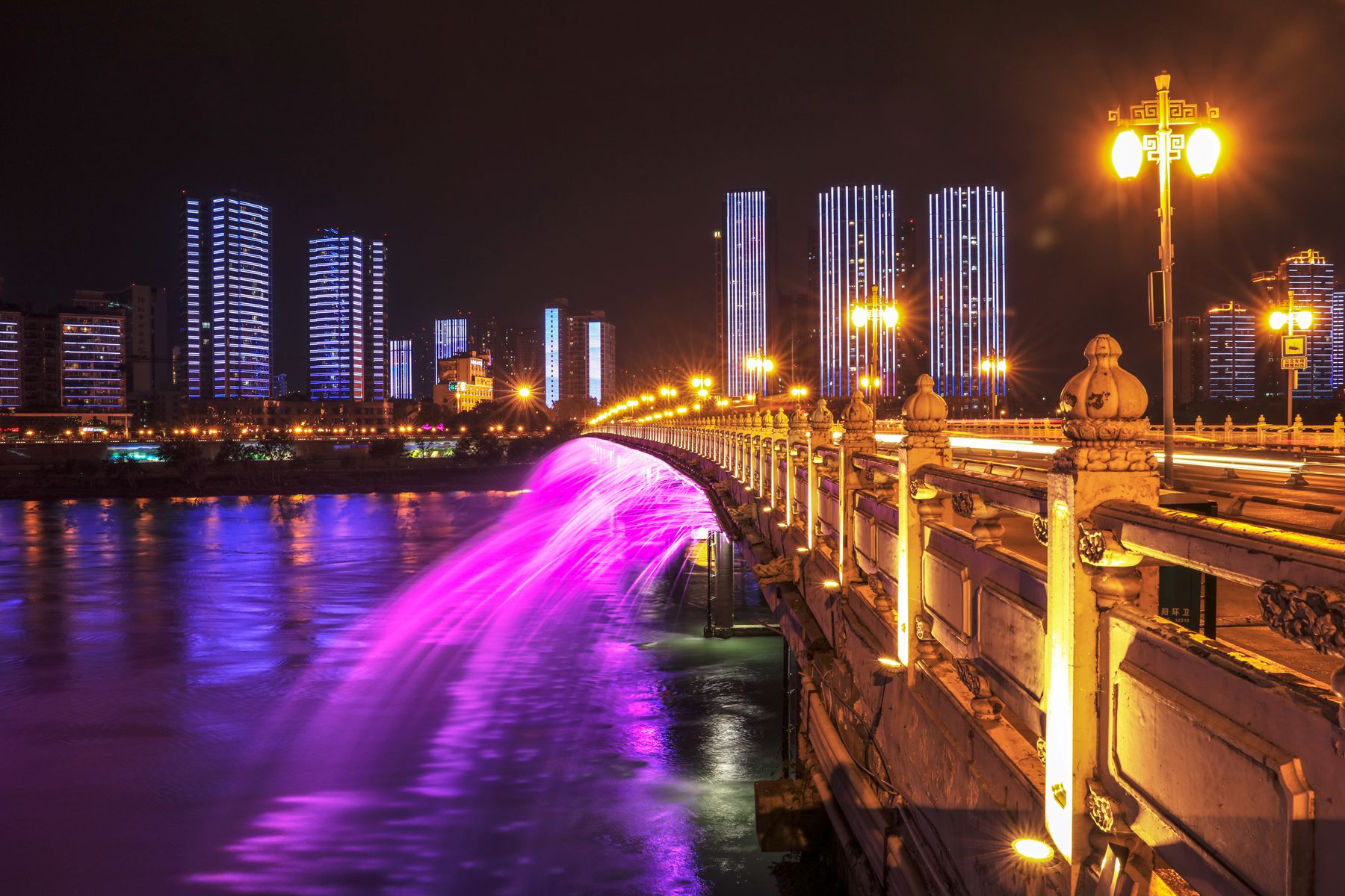 绵阳市江边夜景