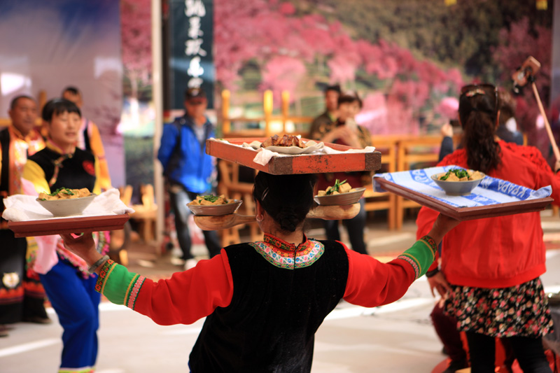 彝族宴舞-欢乐跳菜