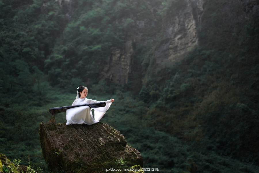 《高山流水》 ,中国古琴曲,属于中国十大古曲之一.