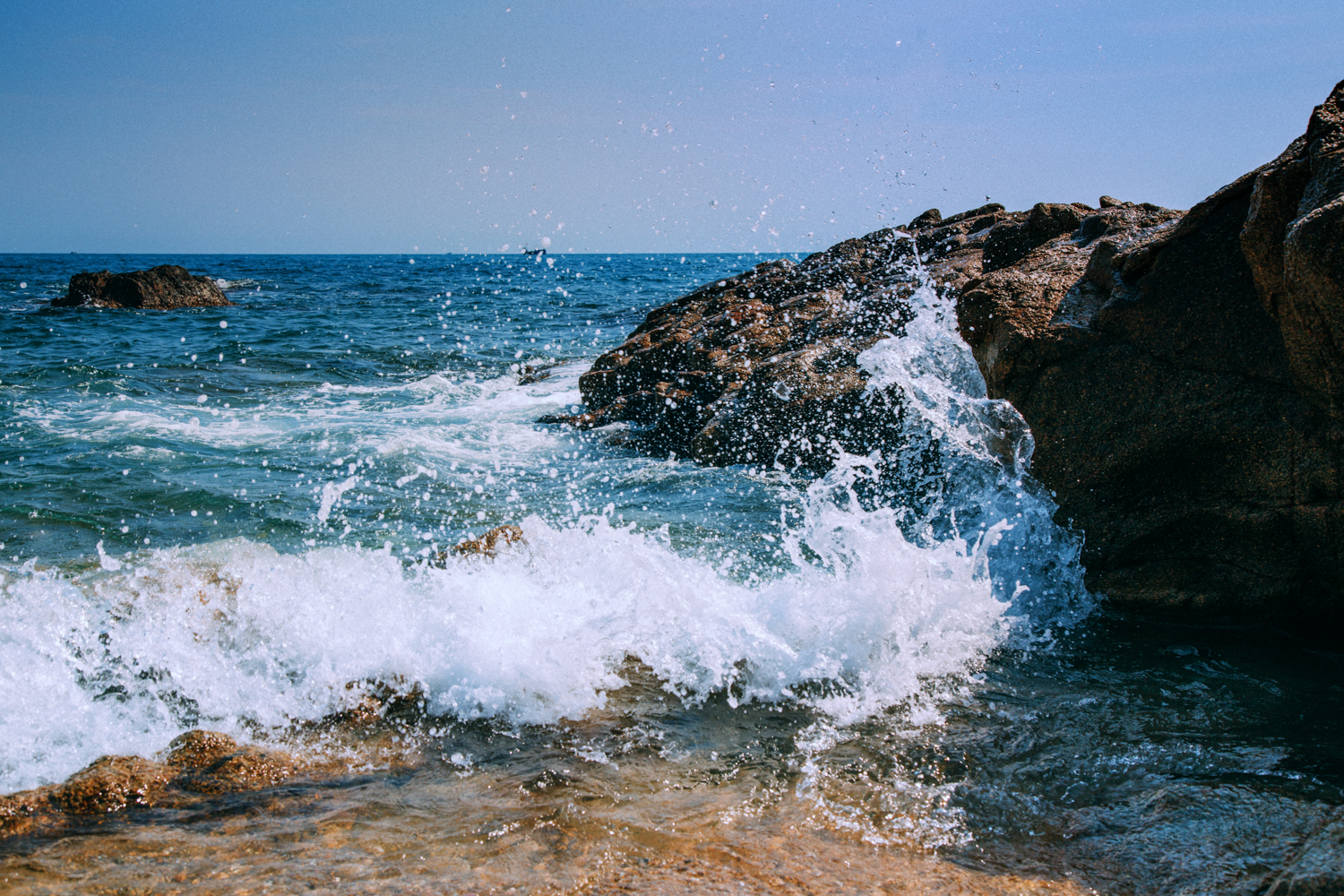 海浪拍岸