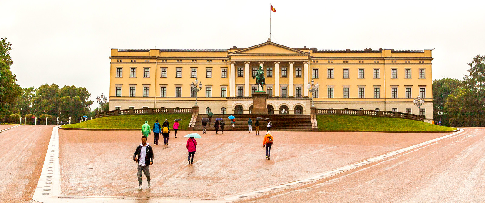挪威奥斯陆王宫，护卫很亮眼