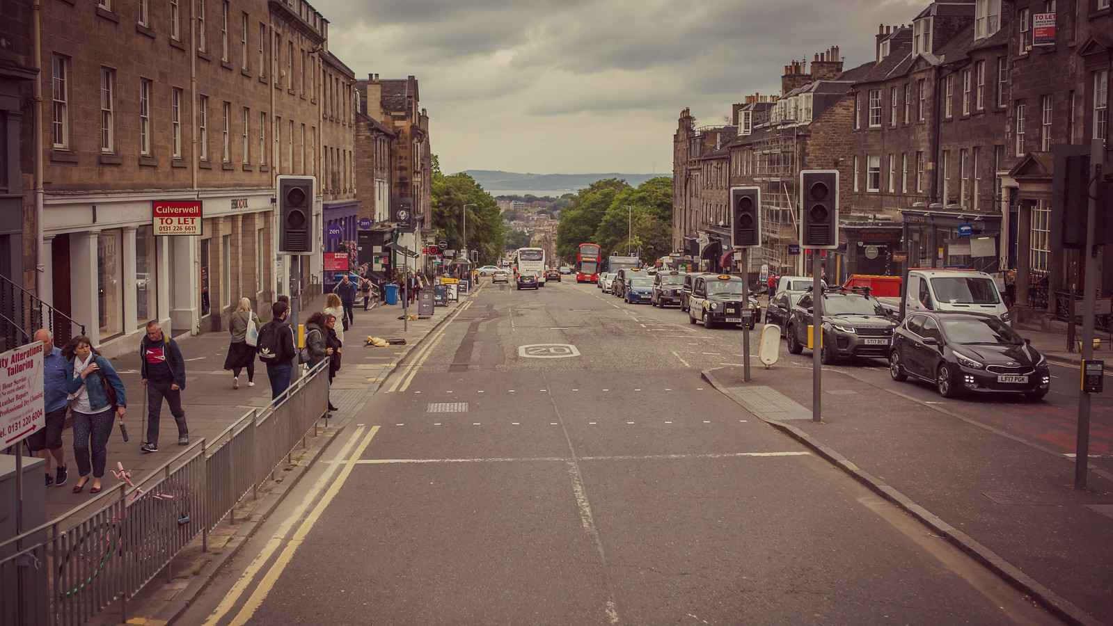 苏格兰爱丁堡,十字路口看街景
