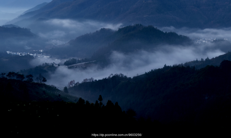 尼康 d750坡山村四面环山,形成独特的地理小气候,春夏云海变幻变幻