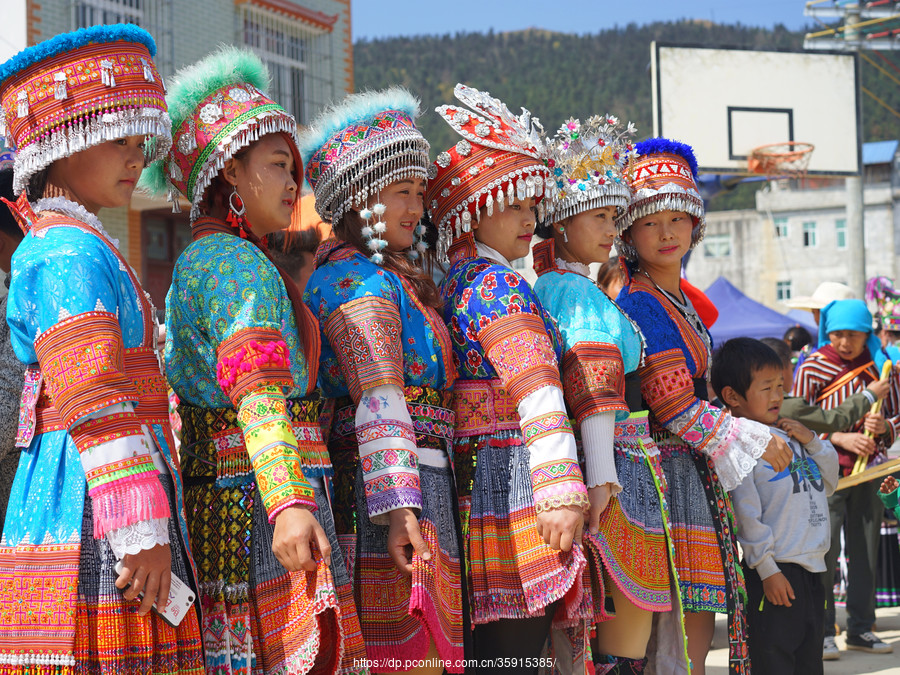 【隆林县印象2】隆林苗族的盛装-是天底下美到极致的霓裳