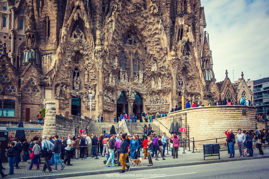 【西班牙圣家堂(Sagrada Família), 全景加近景摄影图片】国外摄影_太平洋电脑网摄影部落