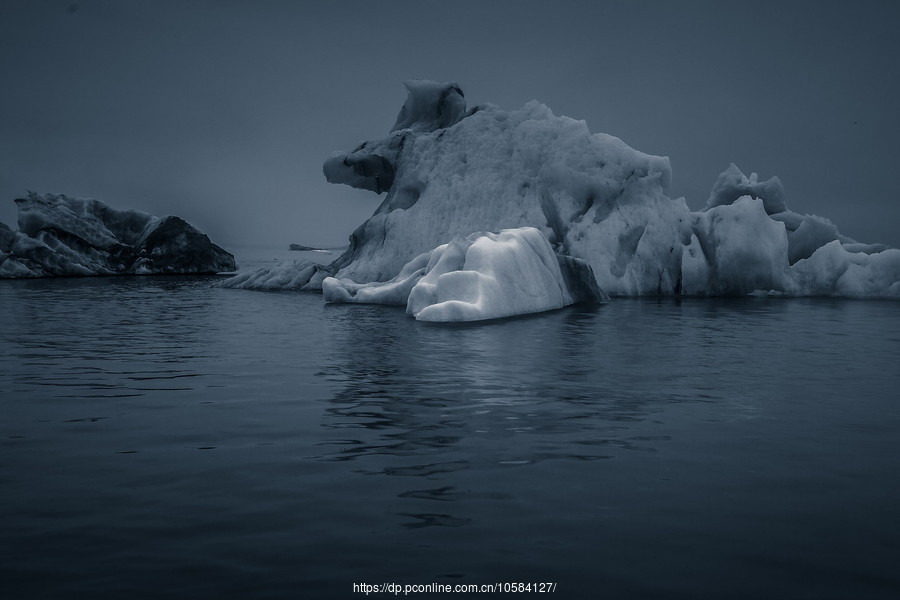 冰岛冰川泻湖(glacier lagoon),流动的冰川