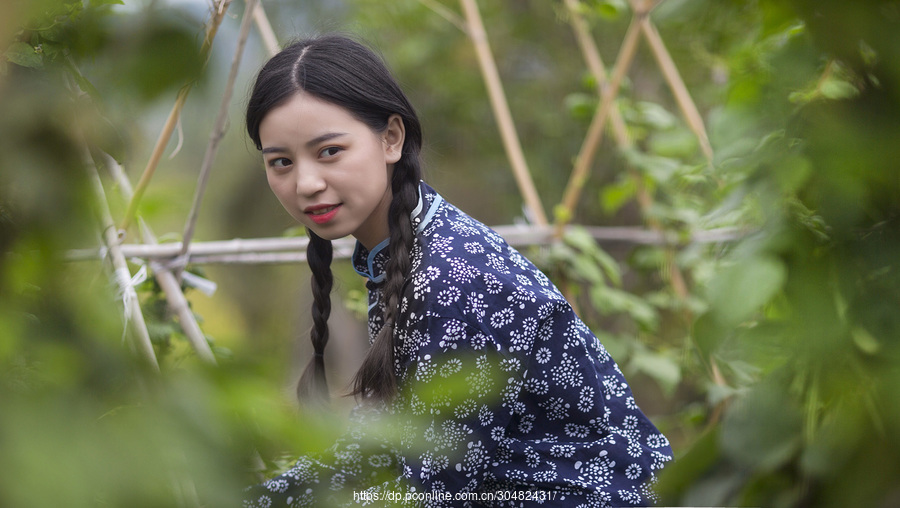 村里有个姑娘叫小芳