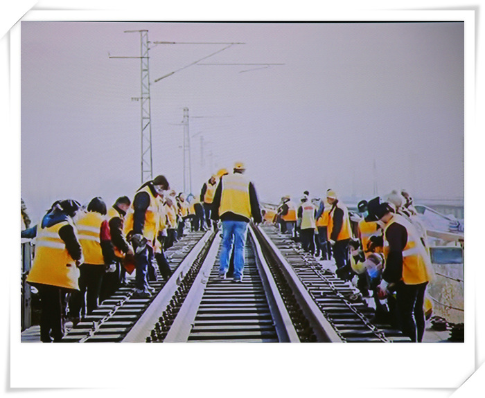 【向坚守工作岗位的铁路工人们致敬!摄影图片】纪实