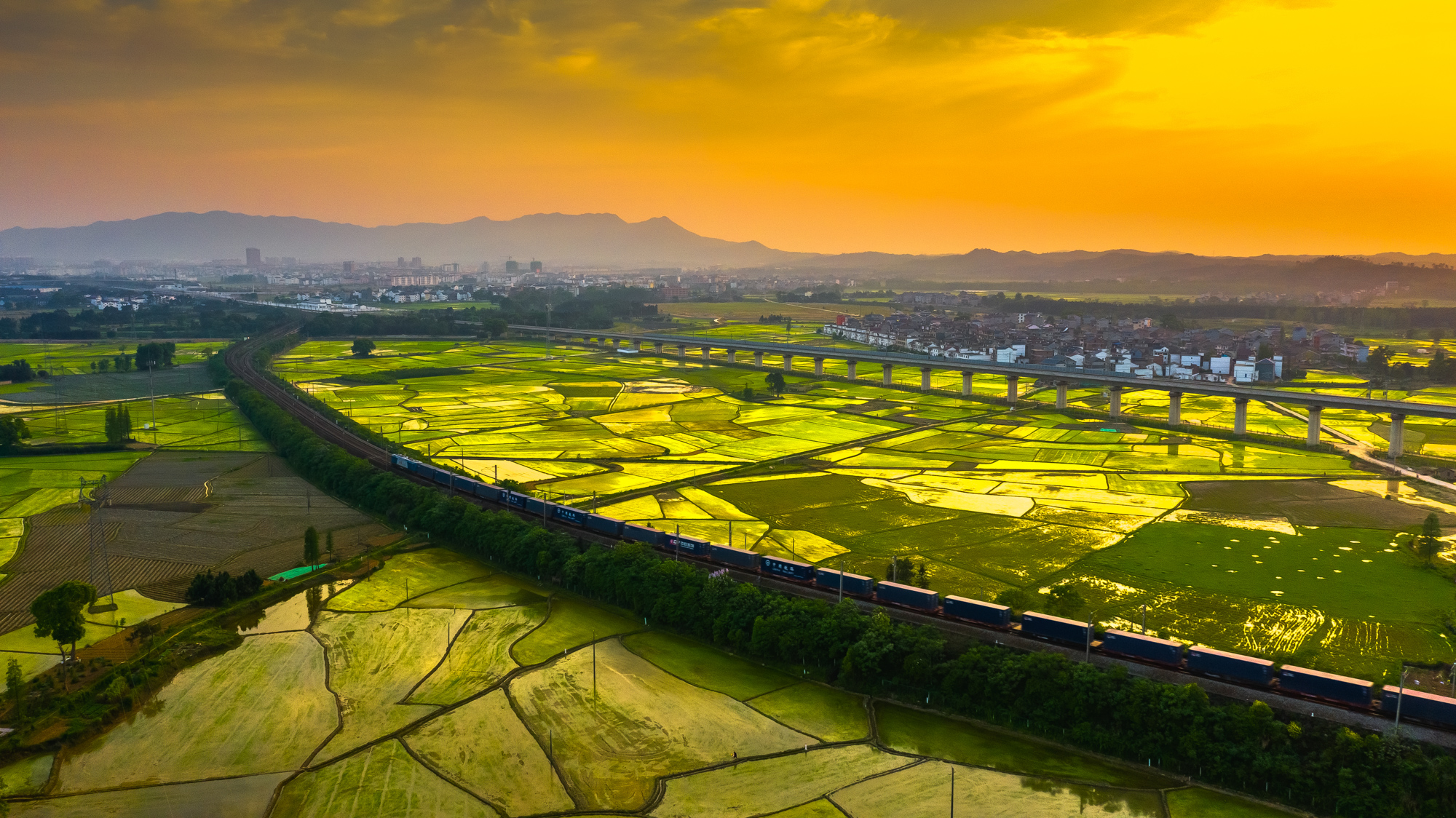 江西峡江:夕阳下的高铁沿线美丽乡村风景美如画