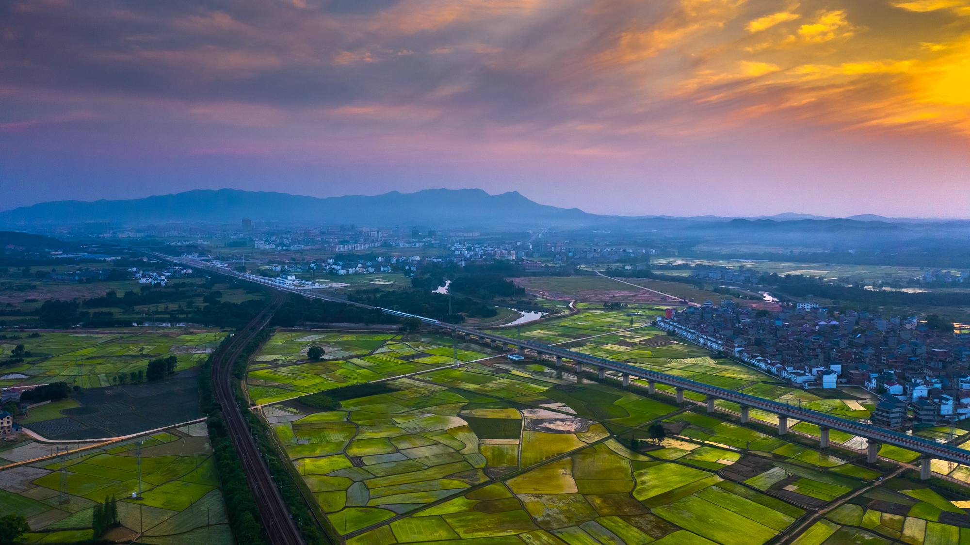 江西峡江:夕阳下的高铁沿线美丽乡村风景美如画