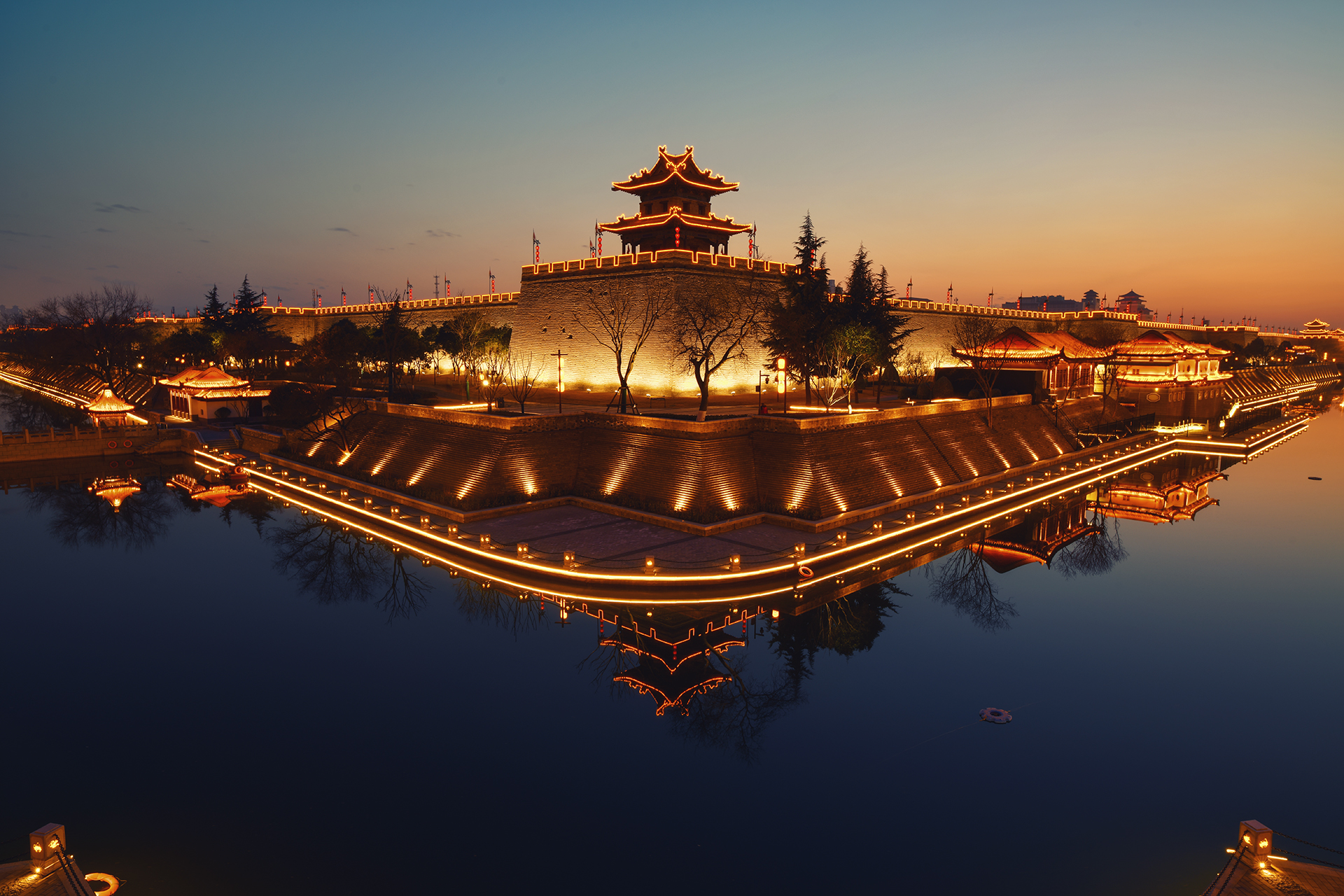 【携程攻略】西安西安城墙景点,西安明城墙位于陕西省西安市中心区，是中国现存规模最大、保存最完整…