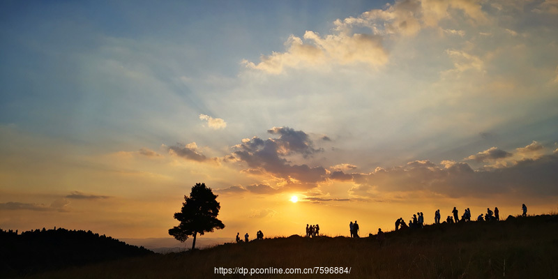 朗目山上夕阳红