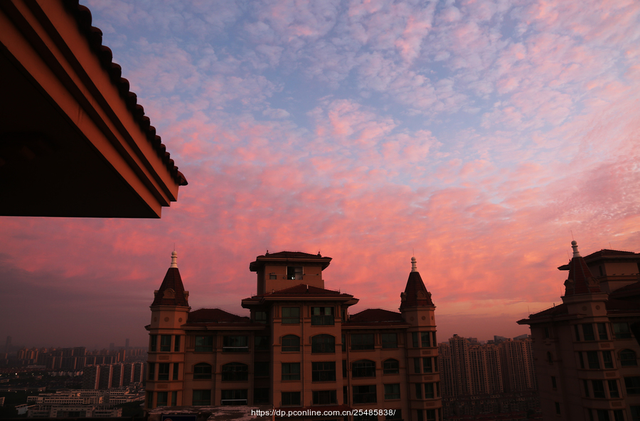 晨曦霞染楼宇情