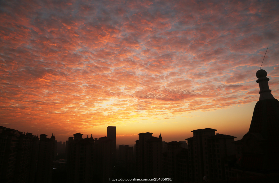 晨曦霞染楼宇情