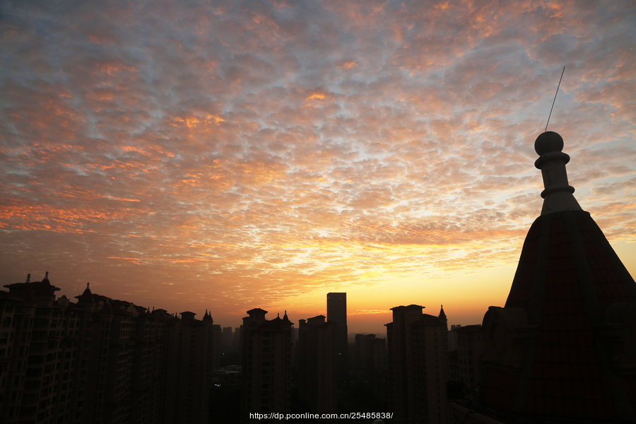 晨曦霞染楼宇情