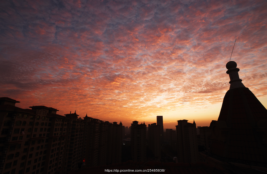 晨曦霞染楼宇情