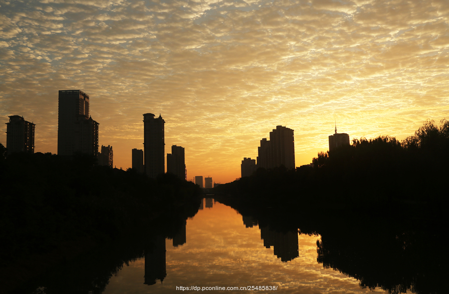 湖映朝晖泛锦光