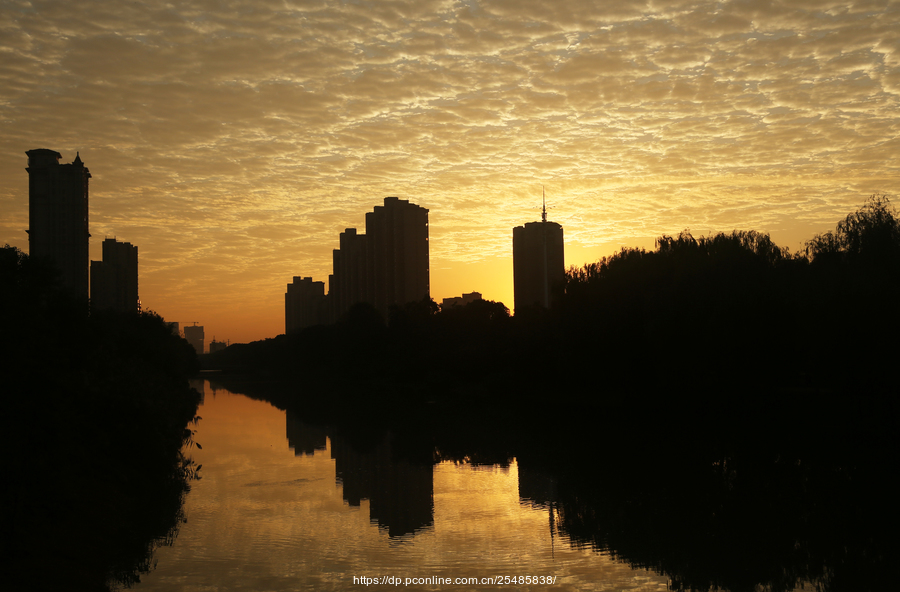 湖映朝晖泛锦光